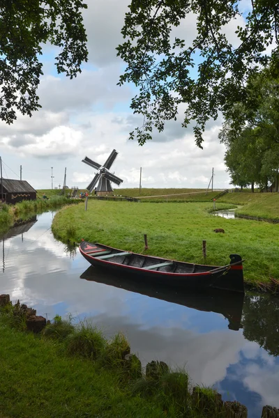 Alte Windmühle und Boot auf kleinem Kanal — Stockfoto
