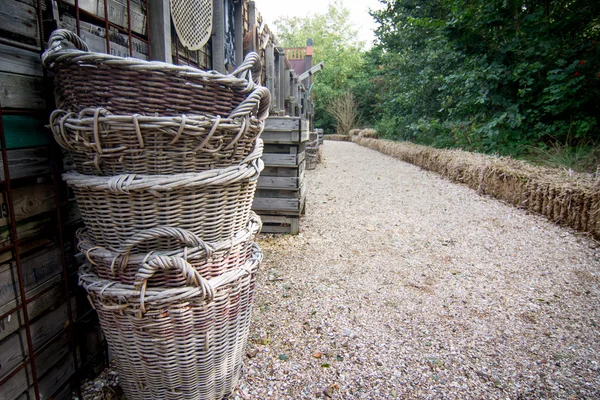 Pilha de cestas ao longo de um caminho — Fotografia de Stock