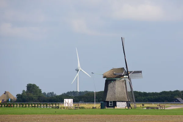 Alte und neue Windmühlen — Stockfoto