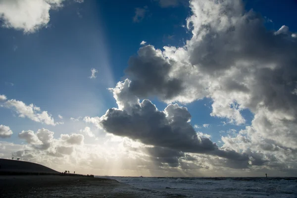 Paysage nuageux au-dessus de la mer hollandaise avec des rayons de soleil — Photo