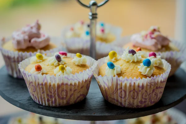 Bolo e cupcakes — Fotografia de Stock