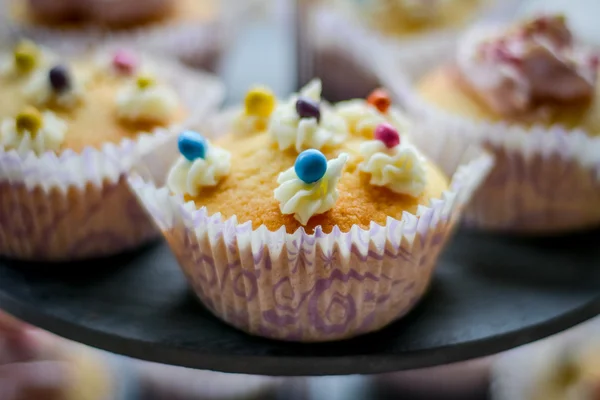 Bolo e cupcakes — Fotografia de Stock