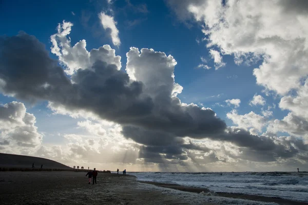 Molnlandskap nederländska havet med solstrålar — Stockfoto