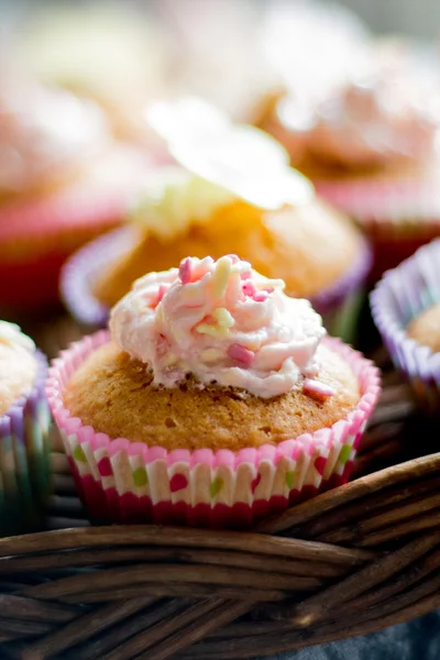 Bolo e cupcakes — Fotografia de Stock