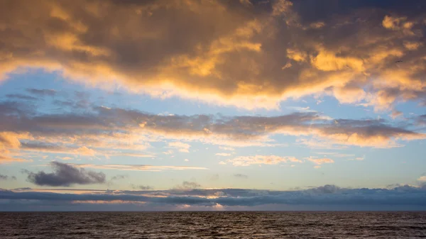 Wolkenlandschaft über dem holländischen Meer — Stockfoto