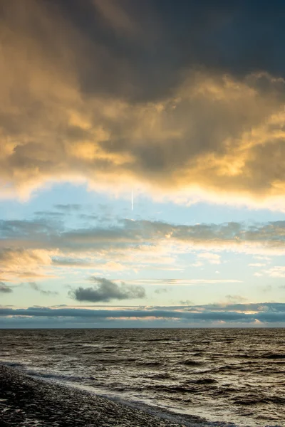 Wolkenlandschaft über dem holländischen Meer — Stockfoto
