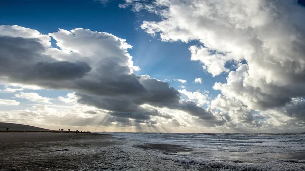 Wolkenlandschaft über dem holländischen Meer mit Sonnenstrahlen — Stockfoto