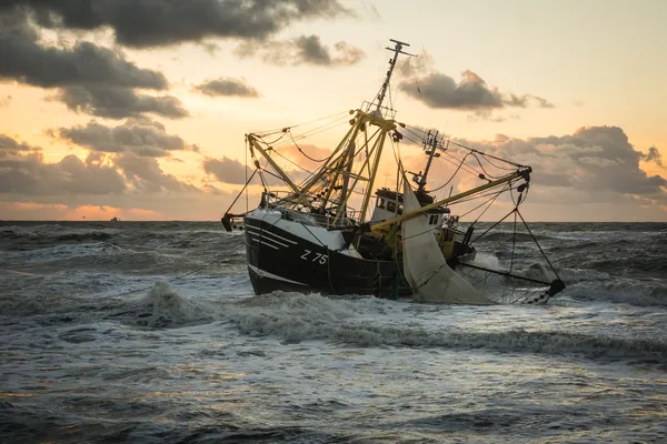 在荷兰的海滩搁浅的渔船 图库图片