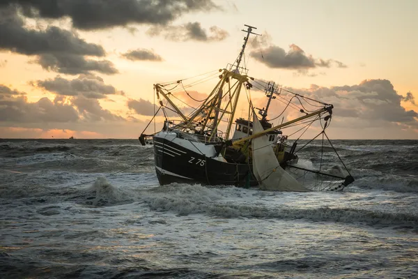 Strandad fiskebåt på en holländsk beach Stockbild