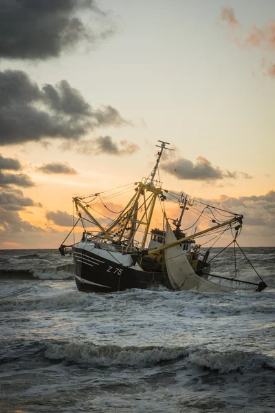 Bateau de pêche échoué sur une plage néerlandaise — Photo