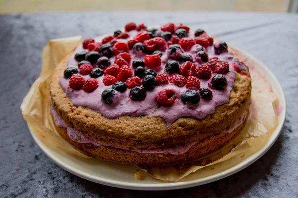 Torta a forma di cuore con decorazione — Foto Stock