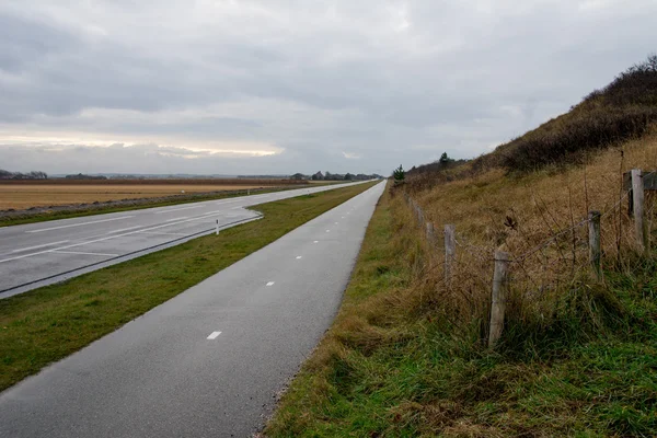 Ciclovia na zona rural holandesa — Fotografia de Stock