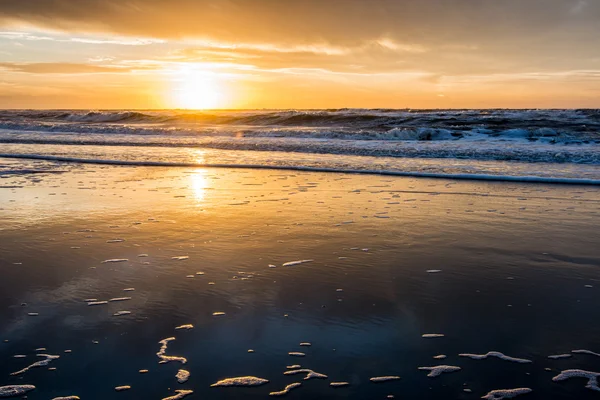 Zonsondergang en water reflectie op strand — Stockfoto