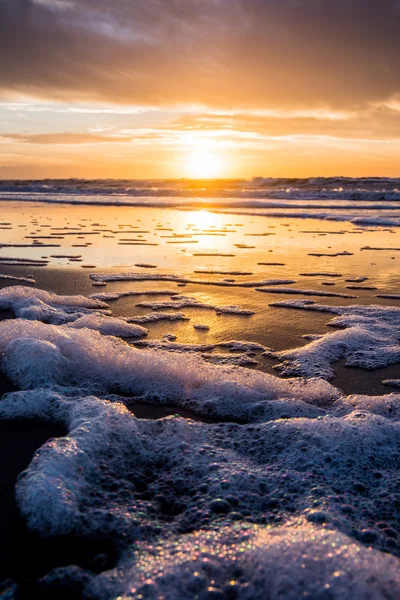 Solnedgång och vatten eftertanke på stranden — Stockfoto