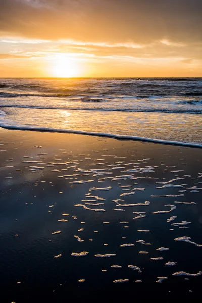 Coucher de soleil et réflexion sur l'eau sur la plage — Photo