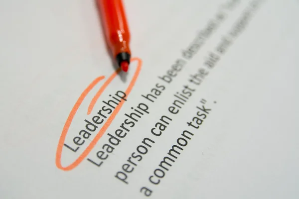 Führung kreiste Text mit rotem Stift ein — Stockfoto