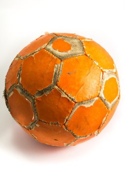 yıpranmış turuncu futbol topu