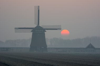 Sunrise puslu kış sabahı yel değirmeni ile