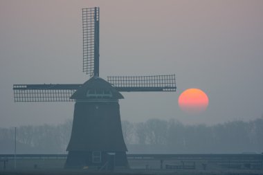 Sunrise puslu kış sabahı yel değirmeni ile