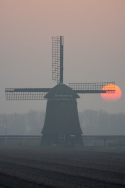 Sunrise puslu kış sabahı yel değirmeni ile