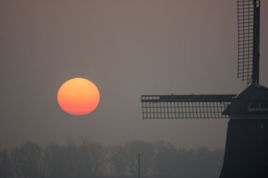 Sunrise puslu kış sabahı yel değirmeni ile