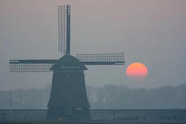 Sunrise puslu kış sabahı yel değirmeni ile