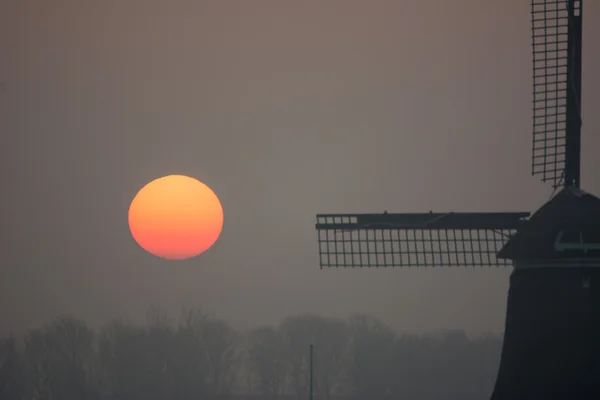 Sunrise puslu kış sabahı yel değirmeni ile