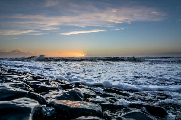 Solnedgang over nederlandsk strand – stockfoto