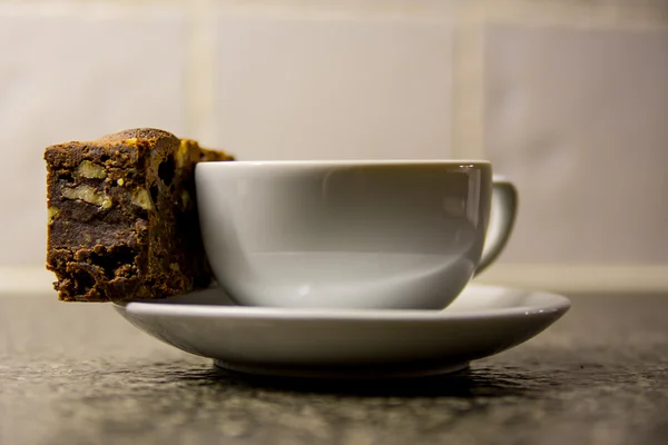 Xícara fresca de café com um brownie — Fotografia de Stock