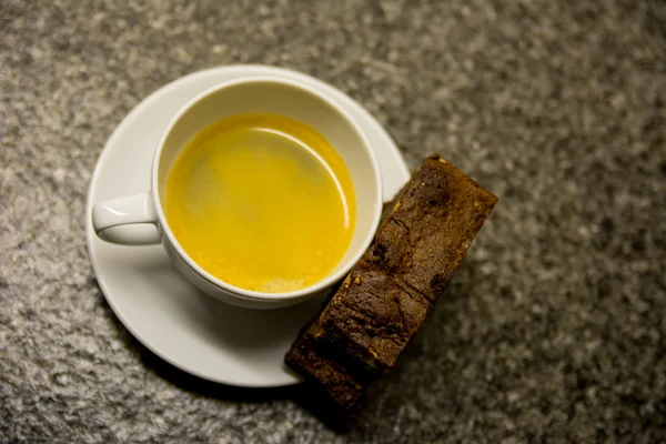 Xícara fresca de café com um brownie — Fotografia de Stock