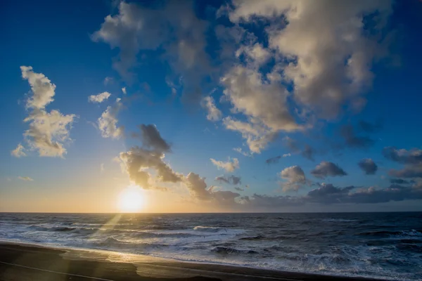 Tramonto e paesaggio nuvoloso sopra il mare olandese — Foto Stock