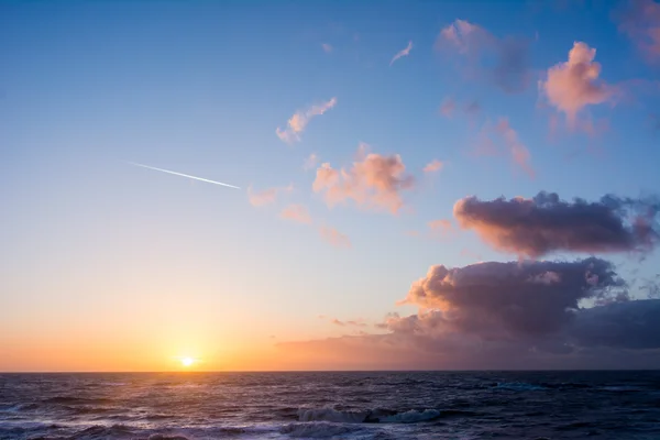 Sonnenuntergang und Wolkenlandschaft über dem holländischen Meer — Stockfoto