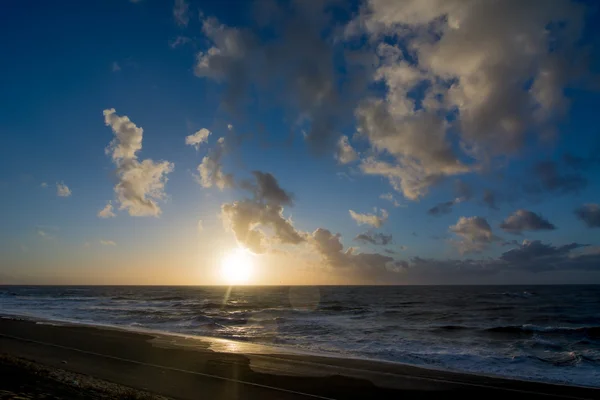 Tramonto e paesaggio nuvoloso sopra il mare olandese — Foto Stock