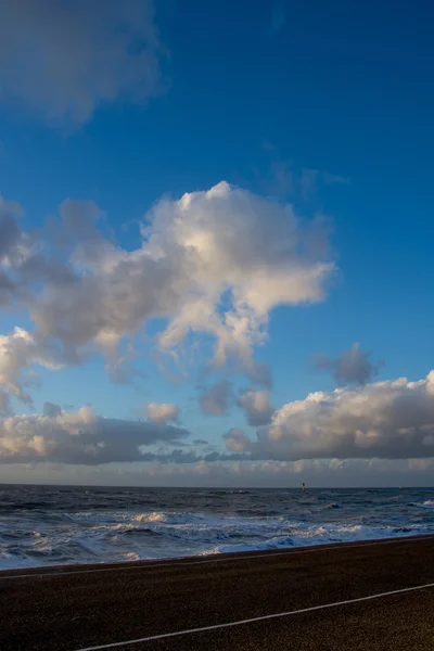 Paisaje nublado sobre el mar holandés —  Fotos de Stock