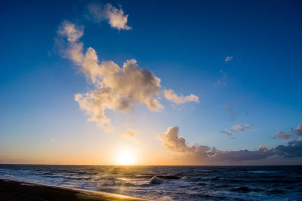 夕日とオランダの海の上の cloudscape — ストック写真