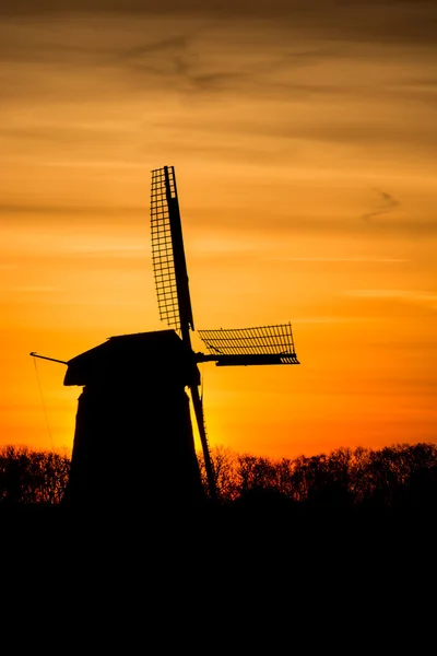 Голландская ветряная мельница с подсветкой — стоковое фото