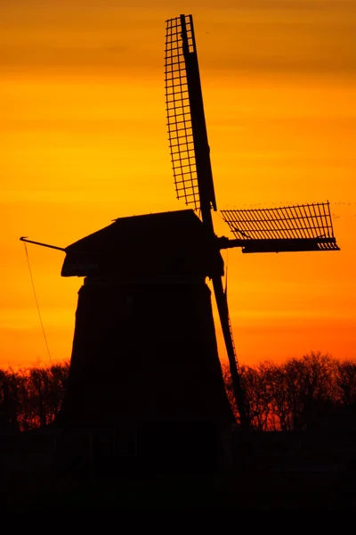 Moulin à vent néerlandais rétroéclairé au lever du soleil — Photo