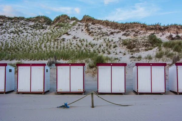 Stranden hyddor på nederländska beach — Stockfoto