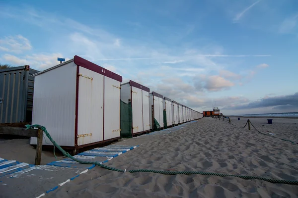 Stranden hyddor på nederländska beach — Stockfoto