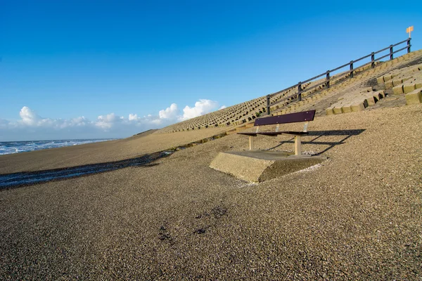 Holzbank am Strand — Stockfoto