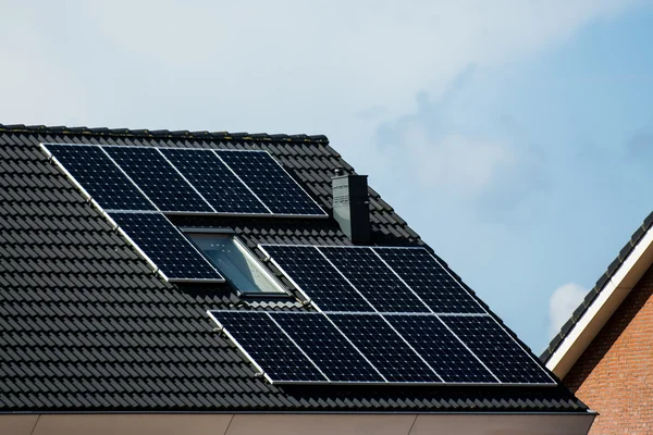 evin çatısında güneş panelleri