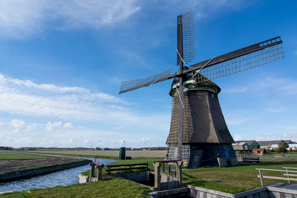 Alte Windmühle vor blauem Himmel — Stockfoto