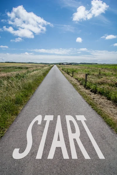 Wolkenbild über Landstraße mit Textanfang — Stockfoto