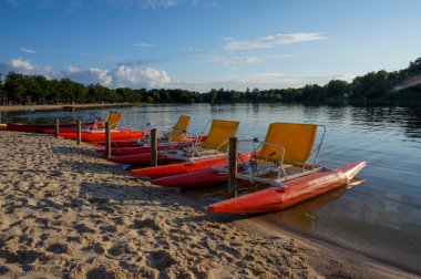Gölün deniz bisikleti ya da kürek bisikletle