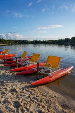 Gölün deniz bisikleti ya da kürek bisikletle