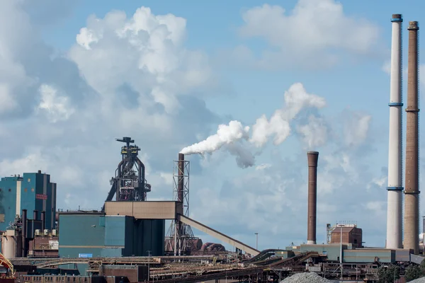 Overzicht van de staalfabriek met canal — Stockfoto
