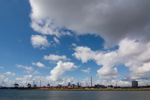 Overzicht van de staalfabriek met canal — Stockfoto