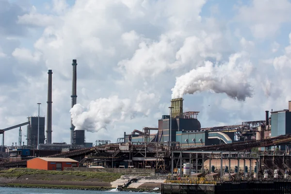 Overzicht van de staalfabriek met canal — Stockfoto