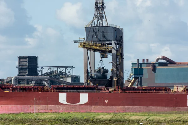 運河と製鉄所概要 — ストック写真