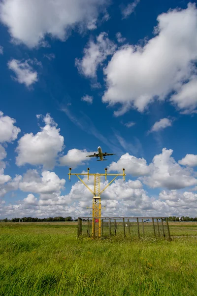 Unidentified plane on landing approach at amsterdam airport — Stock Photo, Image